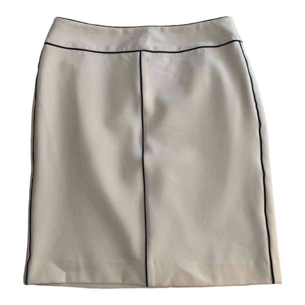 Size 10P Lands’ End off-white pencil skirt with dark navy piping